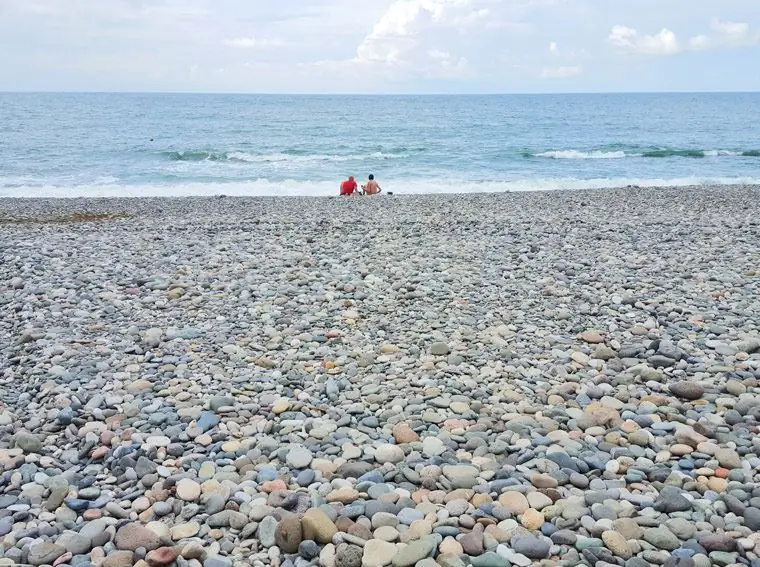 Playa de guijarros del complejo Green Cape