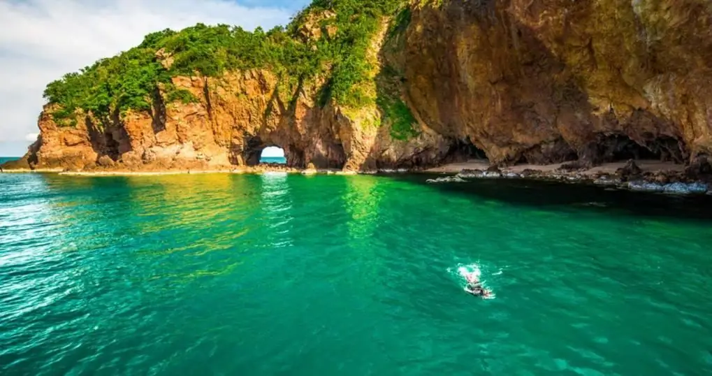 Der Mensch schwimmt im Meer