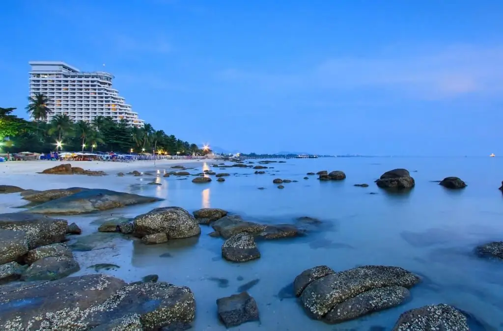 ทิวทัศน์ยามค่ำคืนของชายหาดเมือง