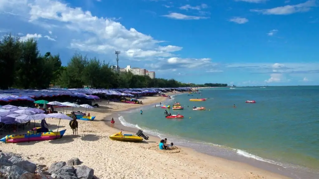 Coasta mării și turiști