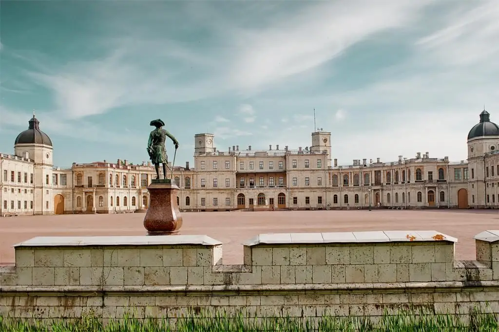 Tempat untuk pergi di Gatchina: pemandangan terbaik dan perkara untuk dilakukan