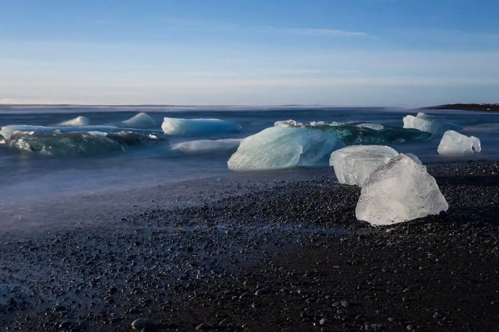 ntug hiav txwv dej dub hauv iceland