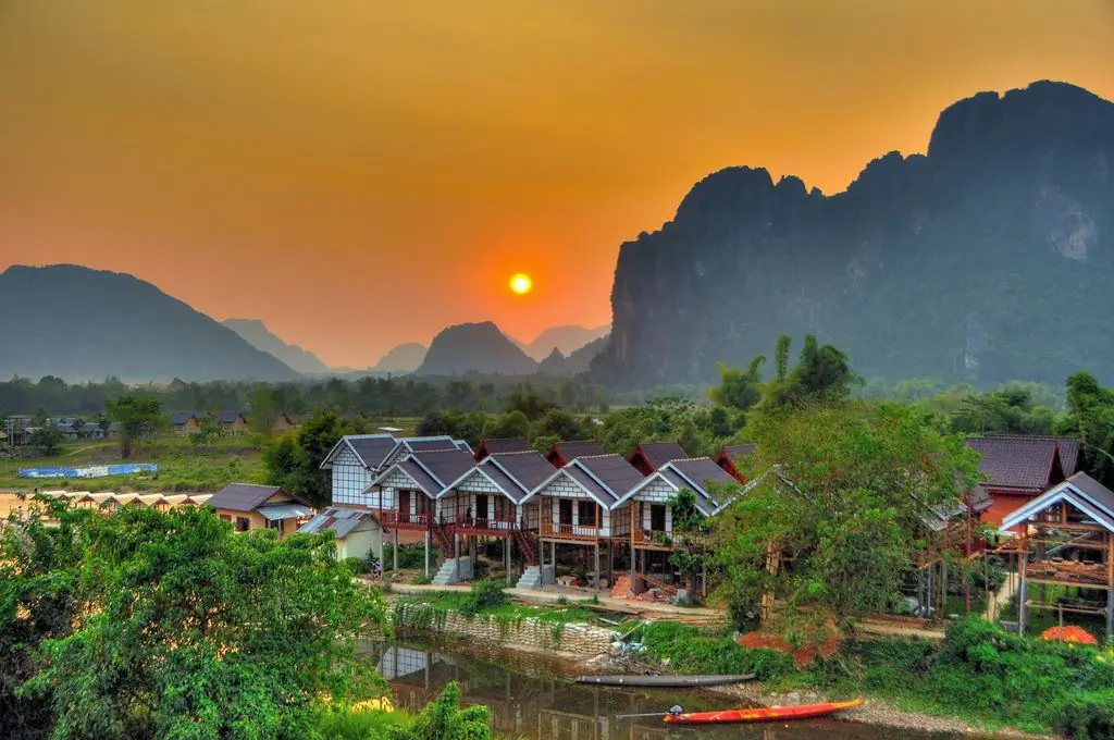 Apus de soare în satul Vang Vieng