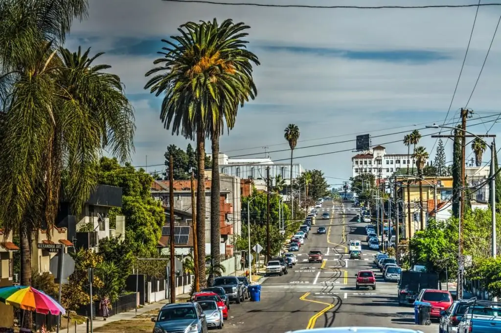 Hoe lank neem dit om van Moskou na Los Angeles te vlieg? Hoe om vinniger en goedkoper daar te kom?