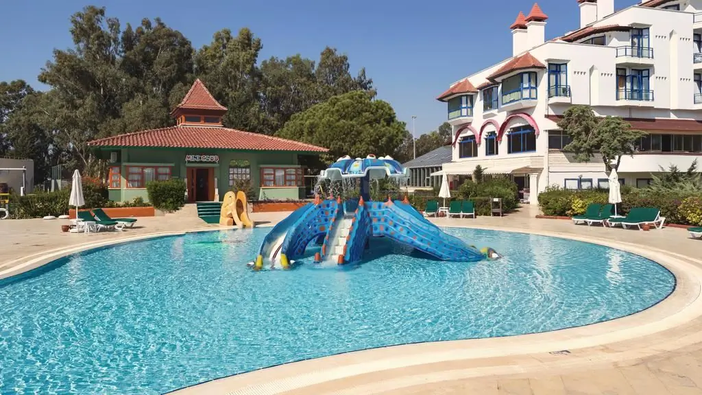 Piscina infantil amb tobogans