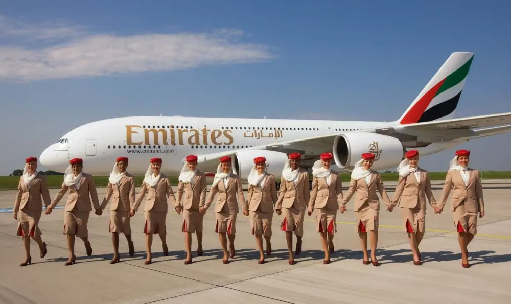 Wahudumu wa ndege wakiwa wamesimama mbele ya A-380