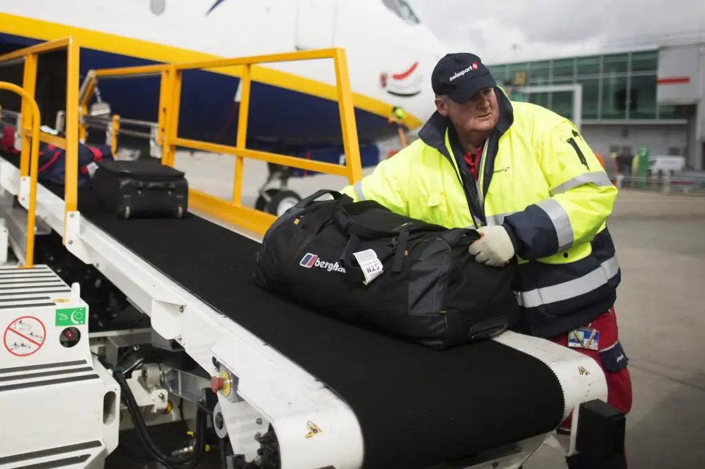 Unloading the luggage compartment