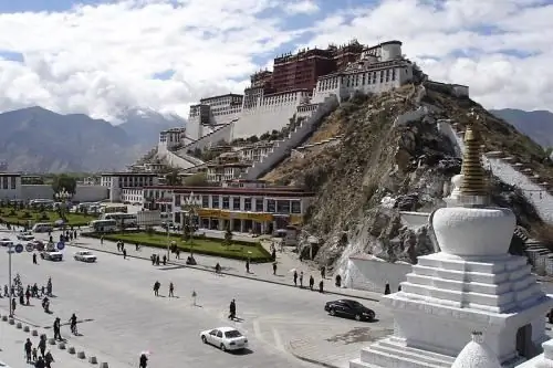 Die historische Hauptstadt Tibets. Die antike Stadt Lhasa - die Hauptstadt des Hochlandes Tibet