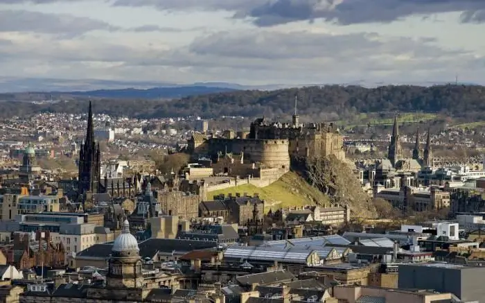 Edinburgh Castle, Skottland: foton, kort information, intressanta fakta, mystiska berättelser, spöken