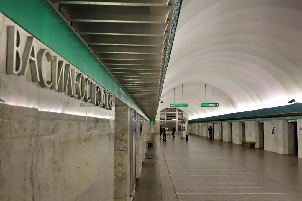 Metro "Vasileostrovskaya" - den eneste metrostasjonen på Vasilyevsky Island