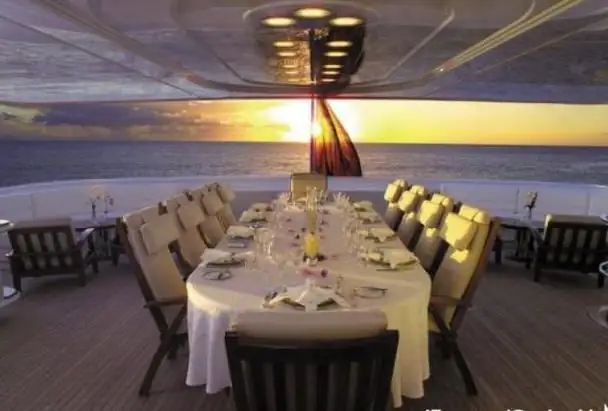 Banquet sur le bateau. Location du navire. Balade en bateau avec banquet