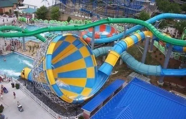 glijbanen in het waterpark riviera