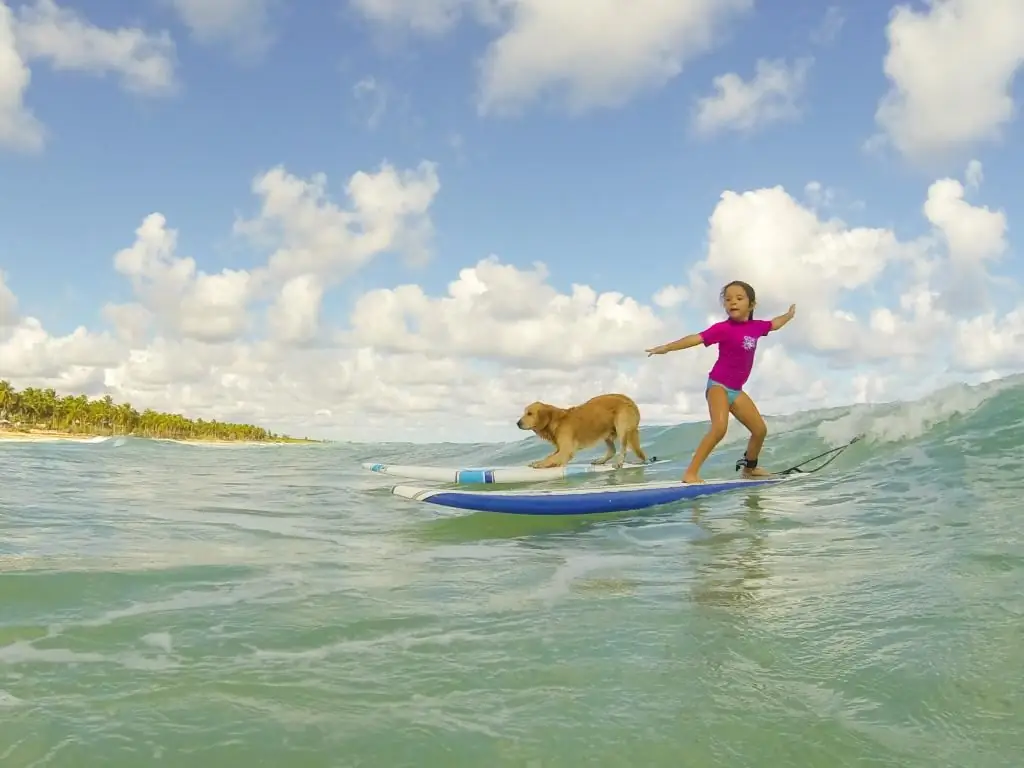 Fare surf sulla spiaggia di Macao