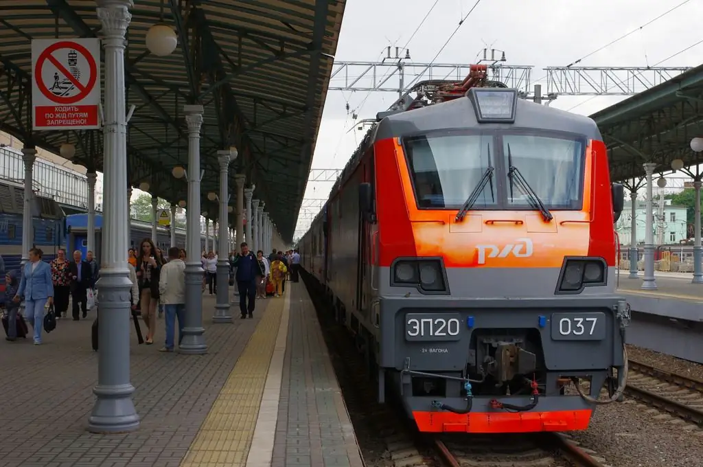 Komposisi Kereta Api Rusia di stasiun di Moskow