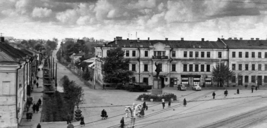 Platz der Rebellion in Tula und das Denkmal für V. I. Lenin