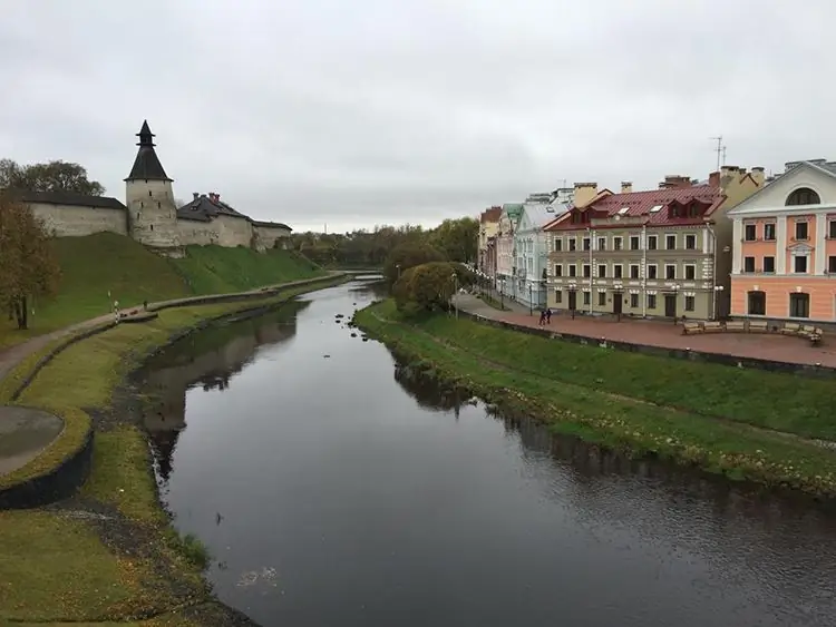 Apa yang harus dibawa dari Pskov: pilihan hadiah, suvenir bagus, camilan lezat, dan rekomendasi dari turis